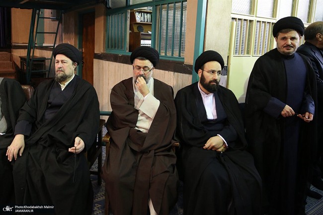 برادران خمینی در یک قاب تصویر در مراسم تشییع امام جمارانی + عکس